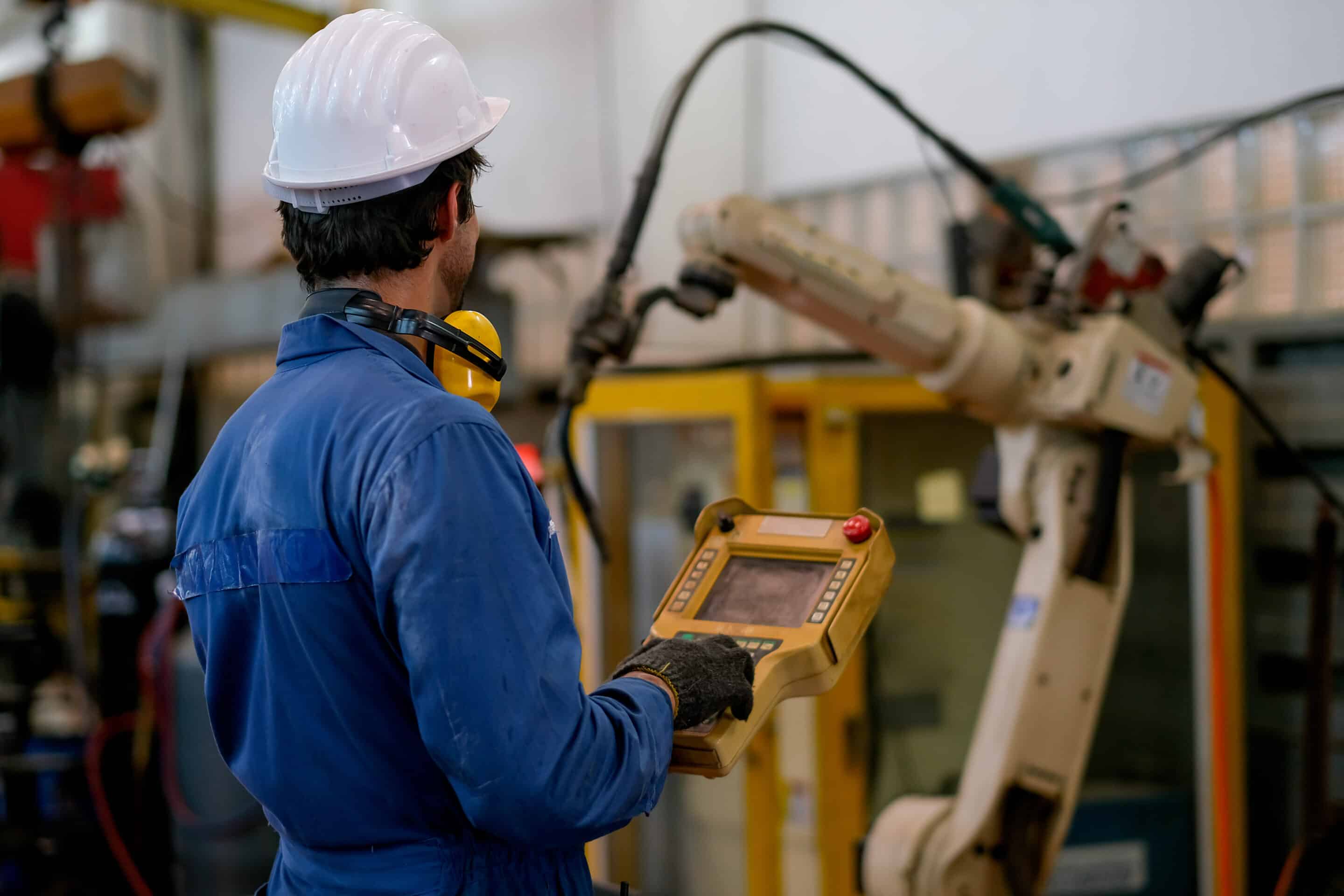 Opérateur mesurant l'OEE en temps réel avec un outil de monitoring industriel